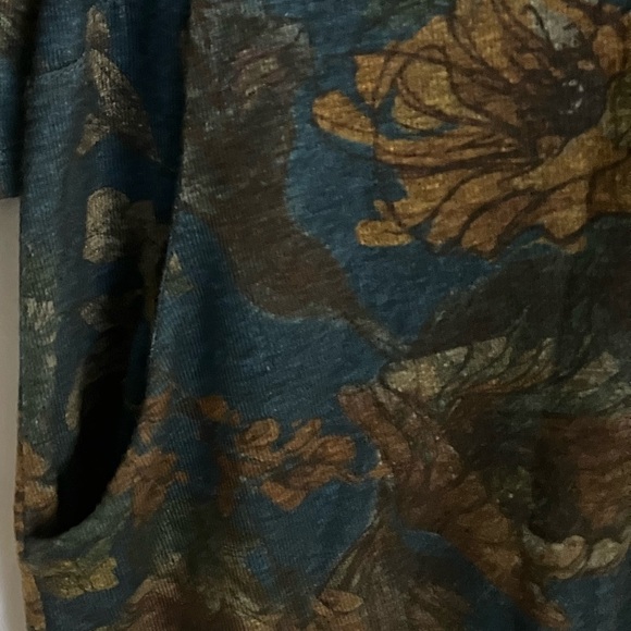 Christopher and Banks floral print tunic top with side pockets and button back. - Picture 4 of 6